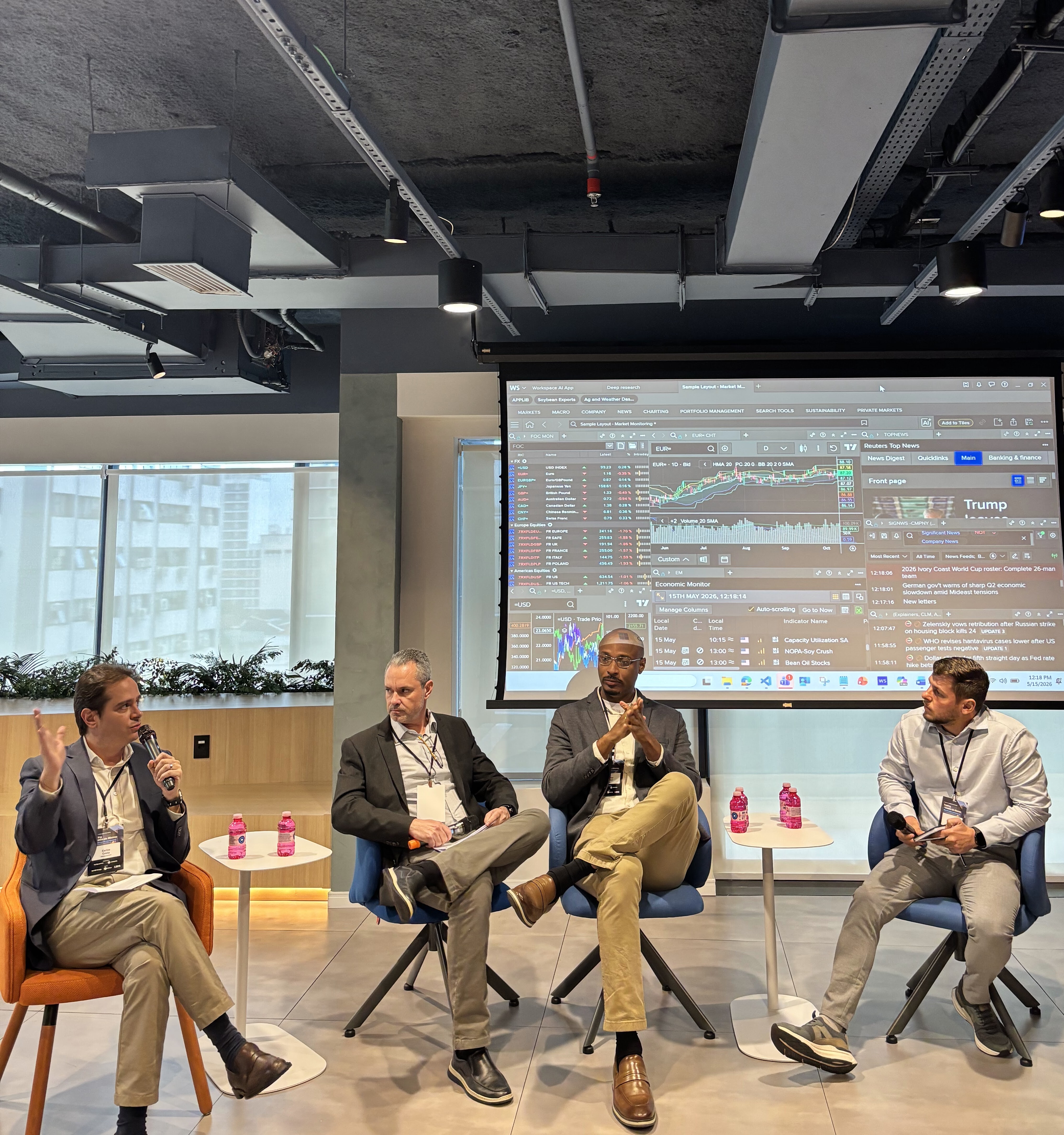 Executivos e especialistas durante o encontro presencial