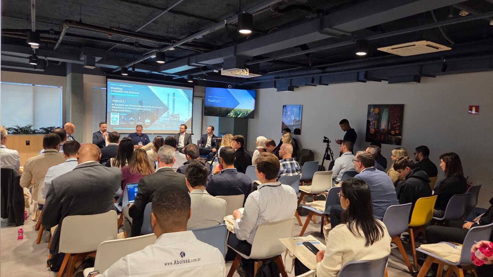 Participantes reunidos durante o HUB Day